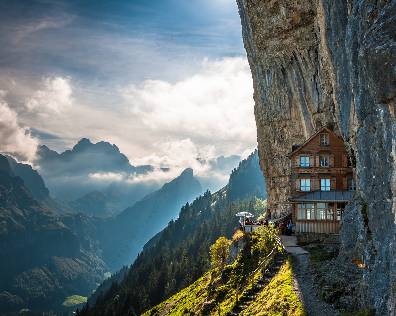 Profitez de la vue à l'auberge Äscher dans les Alpes.