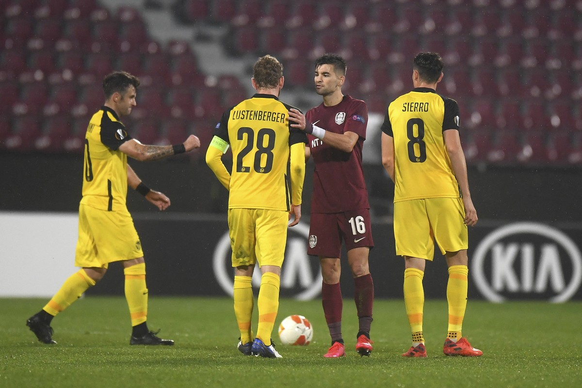 Young Boys' Fabian Lustenberger, center, left, shakes hands with CFR's Mateo Susic at the end of the Europa League, Group A, soccer match between CFR Cluj and Young Boys at the Constantin Ra ...
