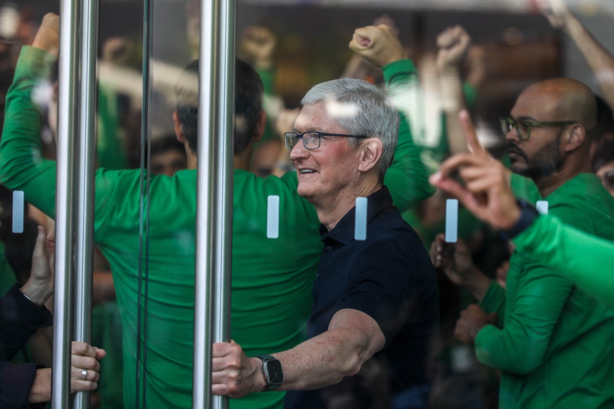epa10578072 Apple���s chief executive officer (CEO) Tim Cook, opens the doors to consumers at the opening of the first Apple shop in Mumbai, India, 18 April 2023. Tim Cook, CEO of Apple, and Deirdre O ...