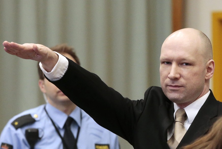 Breivik mit Hitlergruss-Geste vor dem Gericht in Oslo.