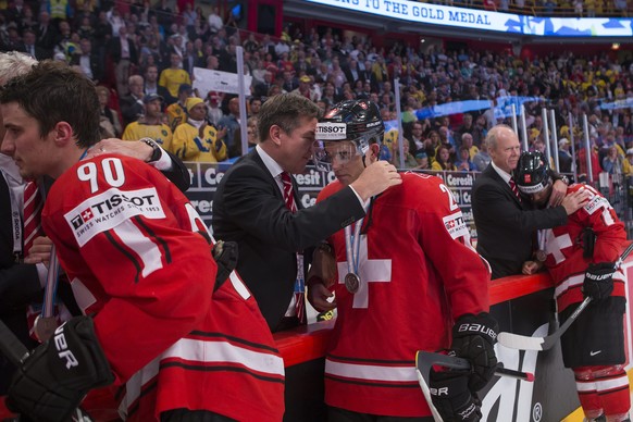 JAHRESRUECKBLICK 2013 - MAI - Switzerland&#039;s players Roman Josi, left, Reto Suri, centre and Eric Blum, right, are consoled after losing by Swiss leaders, in the Gold Medal game between Switzerlan ...