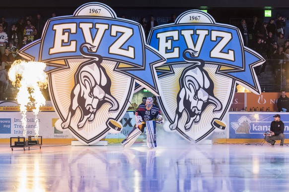 Zugs Goalie Tobias Stephan laeuft aufs Eis, vor dem sechsten Eishockey Playoff-Finalspiel der National League A zwischen dem EV Zug und dem SC Bern, am Montag, 17. April 2017 in der in der Bossard Are ...