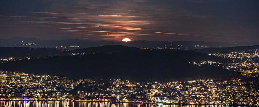 Mond über Zollikon.