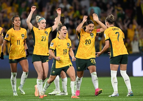 WWC23 QTR FINAL AUSTRALIA FRANCE, Left to right Mary Fowler, Ellie Carpenter, Katrina Gorry, Sam Kerr and Steph Catley of Australia react during the penalty shoot-out during the FIFA Women s World Cup ...