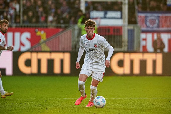 Paul Wanner 1. FC Heidenheim, 10 GER, Holstein Kiel vs. 1. FC Heidenheim, Fussball, Bundesliga, Spieltag 9, Saison 2024/25, 02.11.2024 DFL REGULATIONS PROHIBIT ANY USE OF PHOTOGRAPHS AS IMAGE SEQUENCE ...