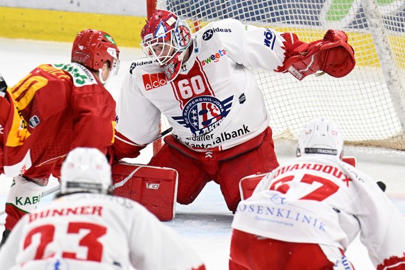 Tigers Flavio Schmutz, links, bezwingt Rapperswils Goalie Melvin Nyffeler, rechts, beim Eishockey-Qualifikationsspiel der National League zwischen den SCL Tigers und den SC Rapperswil-Jona Lakers, am  ...