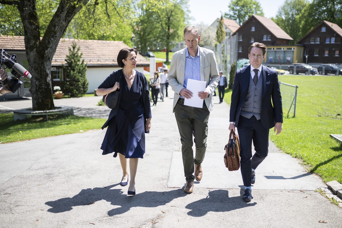 Staatssekretaerin Christine Schraner Burgener, Direktorin des Staatssekretariats fuer Migration (SEM), links, spricht mit Regierungsrat Yves Noel Balmer, rechts, und Martin Bachofner, Geschaeftsleiter ...