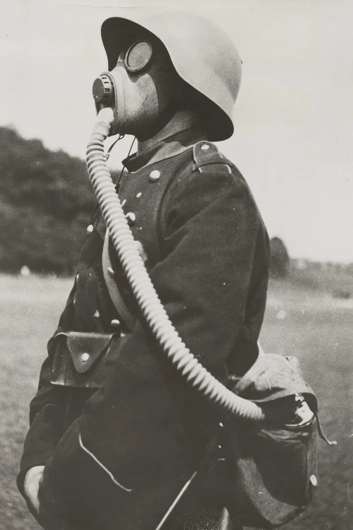 Soldat suisse avec masque à gaz, vers 1920.