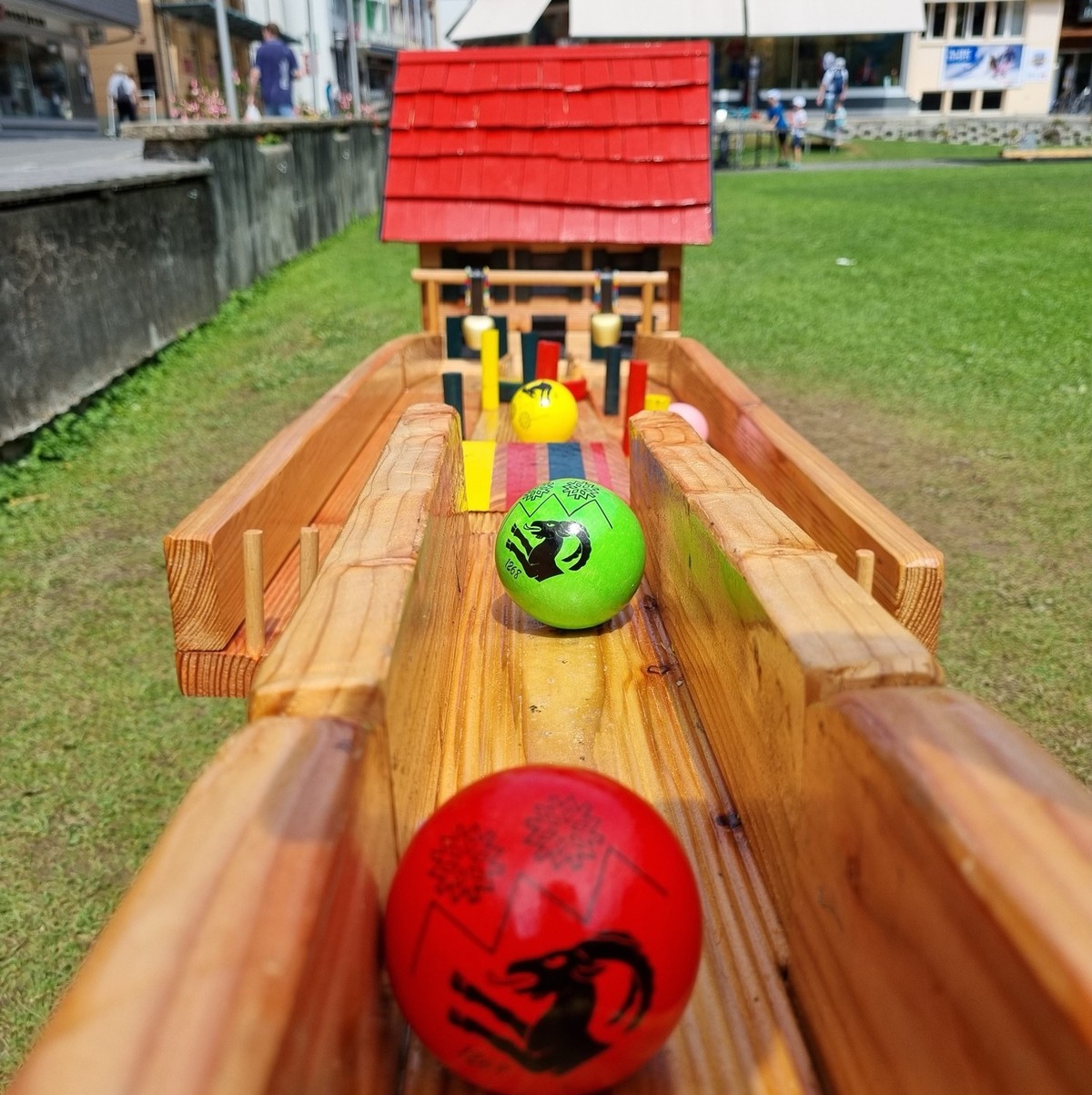 Kugelbahn Wengen Rauszeit Schweiz Wandern mit Kindern Themenwege