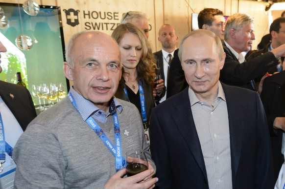 epa04079237 Russian President Vladimir Putin (r) and Swiss Federal Councillor Ueli Maurer during Putin&#039;s visit at the House of Switzerland, HoS, in the Olympic Park at the Sochi 2014 Olympic Game ...