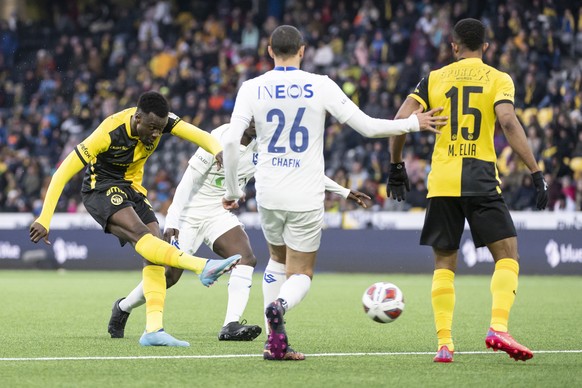 YBs Cheikh Niasse, links, schiesst das Tor zum 2:1, sein erstes fuer YB, im Fussball Meisterschaftsspiel der Super League zwischen den Berner Young Boys und dem FC Lausanne-Sport, am Samstag, 9. April ...