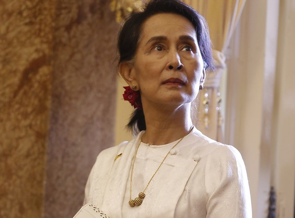 ARCHIV - Aung San Suu Kyi, Regierungschefin von Myanmar, wartet auf ein Treffen mit Vietnams Pr