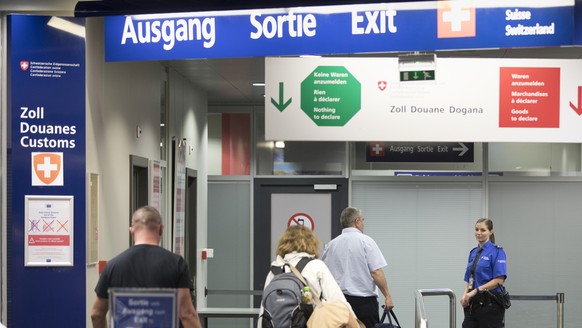 ZUM GRENZWACHTKORPS STELLEN WIR IHNEN HEUTE, MITTWOCH, 17. OKTOBER 2017, FOLGENDES NEUES BILDMATERIAL ZUR VERFUEGUNG --- Passengers and a member of the Swiss Border Guard at customs, pictured at EuroA ...