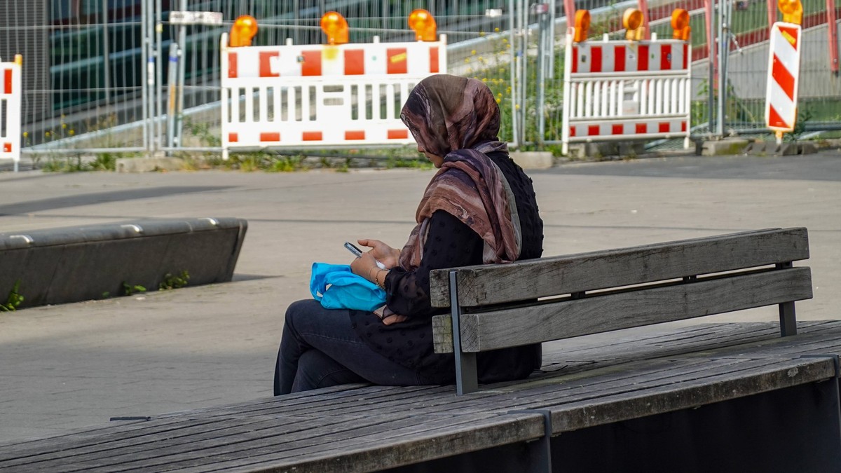 Junge-Frau-wird-in-Genf-nicht-in-Restaurant-gelassen-wegen-ihres-Kopftuchs