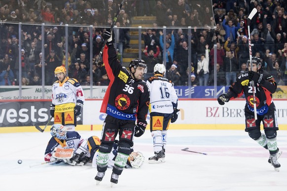 Berns Mark Arcobello, mitte, jubelt nach seinem Tor (1-0) an der Seite von Berns Simon Moser, beim Eishockey Meisterschaftsspiel der National League zwischen den SC Bern und dem EV Zug, am Samstag, 4. ...