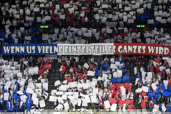 Zuercher Fans waehrend dem vierten Eishockey Playoff-Finalspiel der National League zwischen den ZSC Lions und dem HC Lugano am Mittwoch, 18. April 2018, im Zuercher Hallenstadion. (KEYSTONE/Alexandra ...