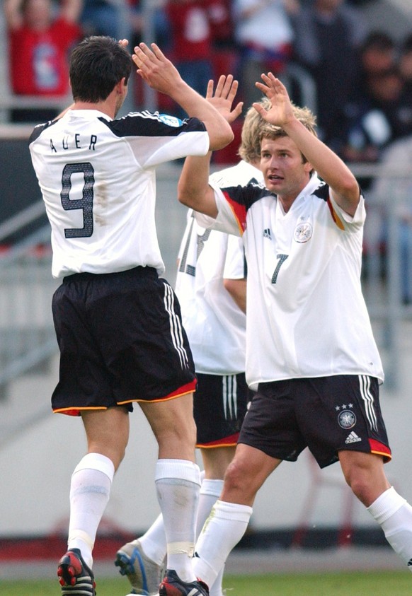 Andreas Goerlitz klatscht Benjamin Auer ab, den Torschuetzen zum 1:0 fuer Deutschland, beim ersten Gruppenspiel des deutschen Teams gegen die Schweiz bei der U21 Fussball Europameisterschaft 2004 in M ...