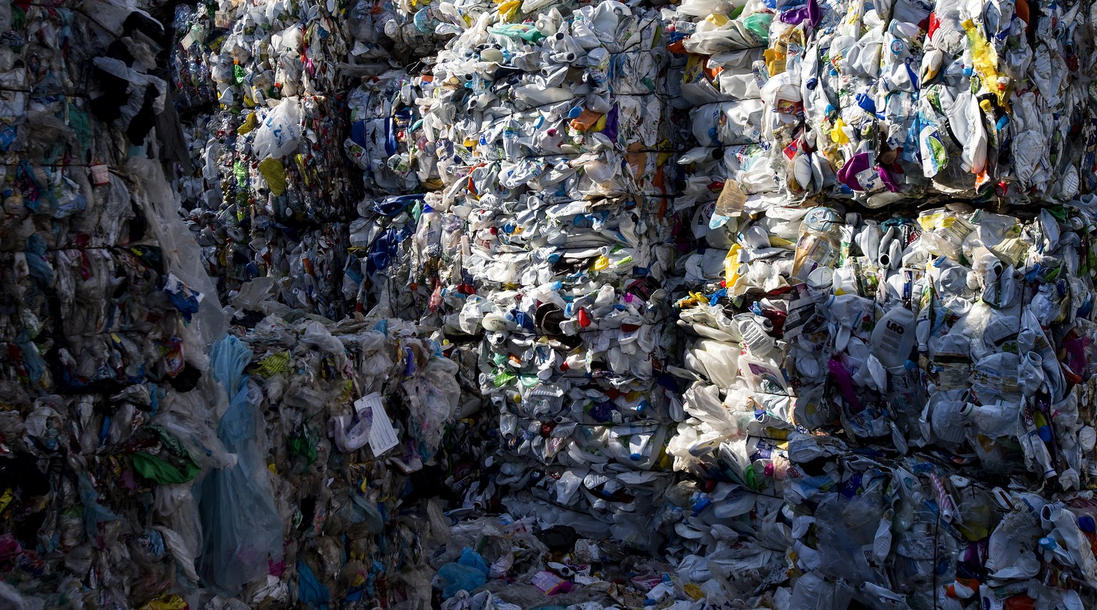 Abfallberge aus Plastik, fotografiert am Mittwoch, 22. August 2018, bei InnoRecycling AG in Eschlikon. Aus den sortenreinen Kunststoffen stellt man hochwertige Recyclingkunststoffe (Regranulate) fuer  ...