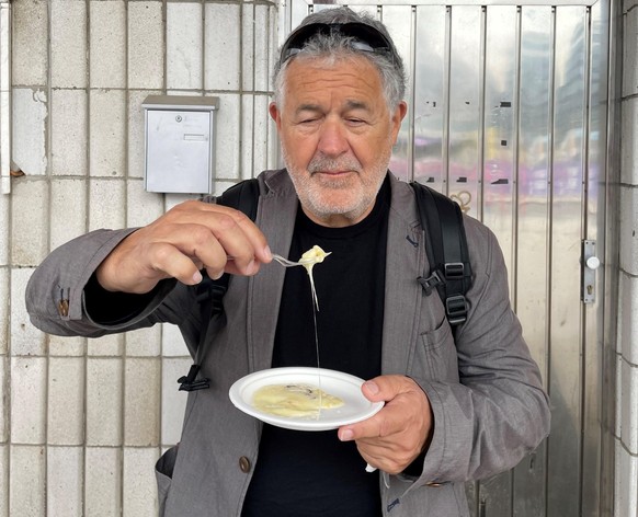 Der übernächtigte Chronist gönnt sich eine Portion geschmolzenen Käse.