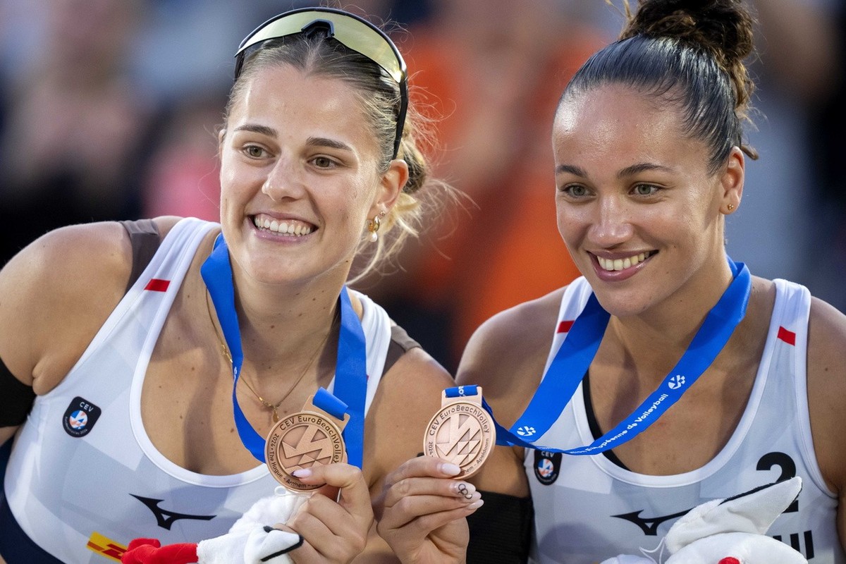 epa11553485 Bronze medalists Zoe Verge-Depre (R) and Esmee Bobner of Switzerland pose during the award ceremony of the Women's 2024 European Beach Volleyball Championships in The Hague, Netherlan ...