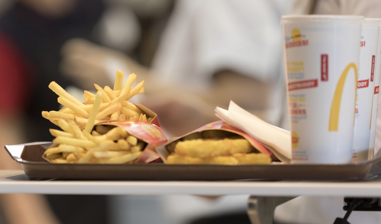 Restaurant guest&#039;s food and drinks on a tray at a McDonald&#039;s restaurant in Hinwil, Canton of Zurich, Switzerland, on January 25, 2017. (KEYSTONE/Gaetan Bally)