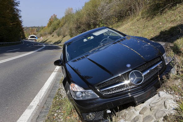 Blatters Mercedes ohne Nummernschild auf der Autobahn bei Spiez.