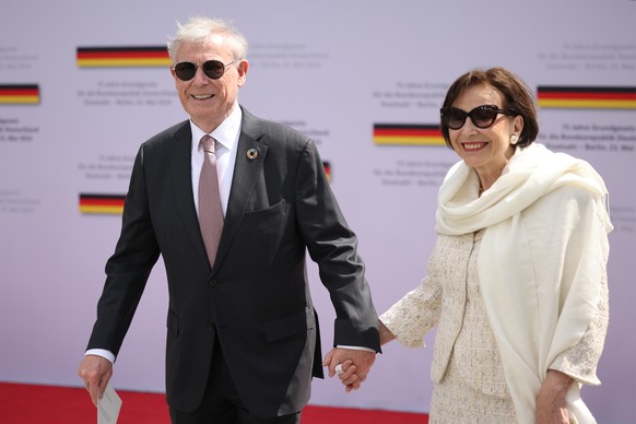 epa11362815 Former German President Horst Koehler (L) and his wife Eva Luise Koehler attend a state act to mark the 75th anniversary of the German Basic Law (Grundgesetz) in Berlin, Germany, 23 May 20 ...