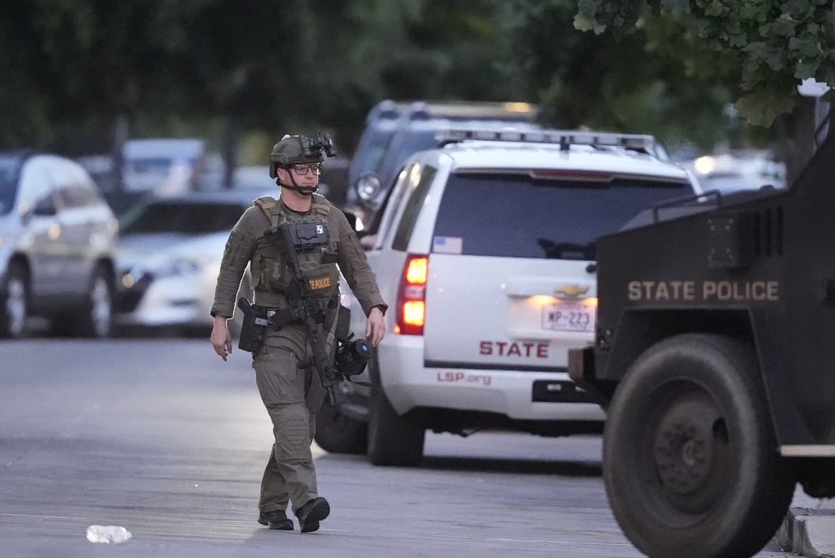 FILE - A Louisiana state police SWAT member works the scene on Iberville Street as police pursue a fugitive that escaped from a New Orleans jail, Tuesday, May 20, 2025, in New Orleans. (AP Photo/Geral ...