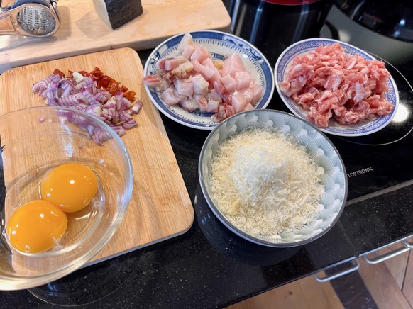Pasta alla zozzona. Pecorino, Guanciale, Salsiccia UND Ei.