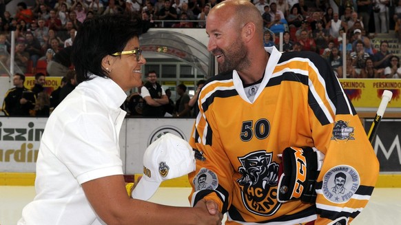 Vicky Mantegazza, links, Praesidentin des HC Lugano ueberreicht Glen Metropolit, rechts, eine Kappe anlaesslich des ersten oeffentlichen Trainings des HC Lugano am Samstag, 4. August 2012, in der Rese ...