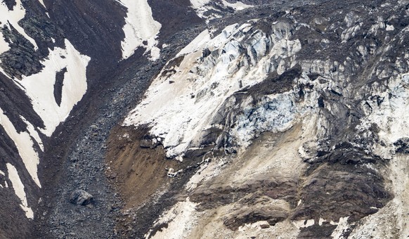 Steine eines Felssturzes vom Kleinen Nesthorn stuerzen auf den Birchgletscher im Loetschental, am Sonntag, 25. Mai 2025, aufgenommen auf einer Alp ueber der Ortschaft Wiler. Das Dorf Blatten VS im Loe ...