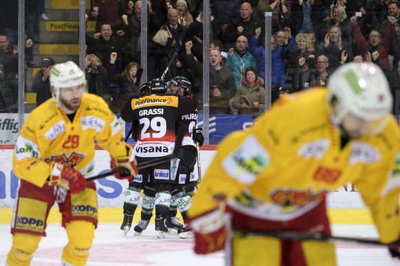 Berns Jan Mursak, rechts, jubelt nach seinem Tor (1-0) mit Berns Daniele Grassi, Mitte, und Berns Andrew Ebbett, links, im dritten Eishockey Playoff-Halbfinalspiel der National League zwischen dem SC  ...