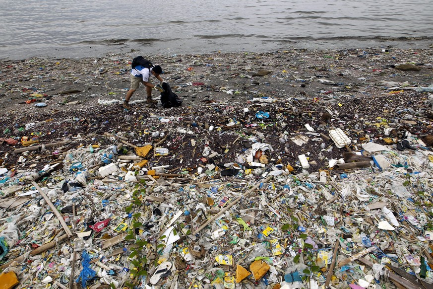 Säuberungsaktion an einem Strand von Mabuhay Island auf den Philippinen, im Rahmen des International Coastal Cleanup.