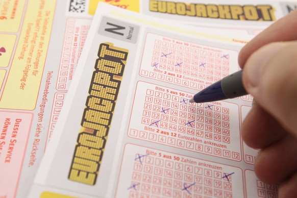 Ein Schein der Zahlenlotterie Eurojackpot liegt auf einem Schreibtisch. Symbolbild/Symbolfoto. Schnelsen Hamburg *** A ticket for the Eurojackpot lottery is lying on a desk Symbol image Symbol photo S ...