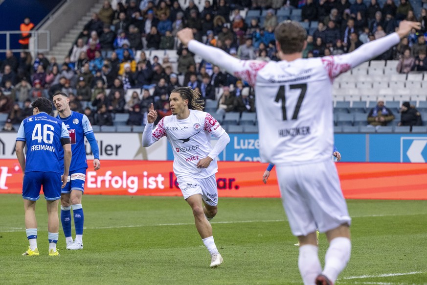 Die Spieler von Winterthur mitt Nishan Burkart, mitte, feiern das Tor zum 1:1 beim Super League Meisterschaftsspiel zwischen dem FC Luzern und dem FC Winterthur vom Sonntag, 15. Maerz 2026 in Luzern.  ...