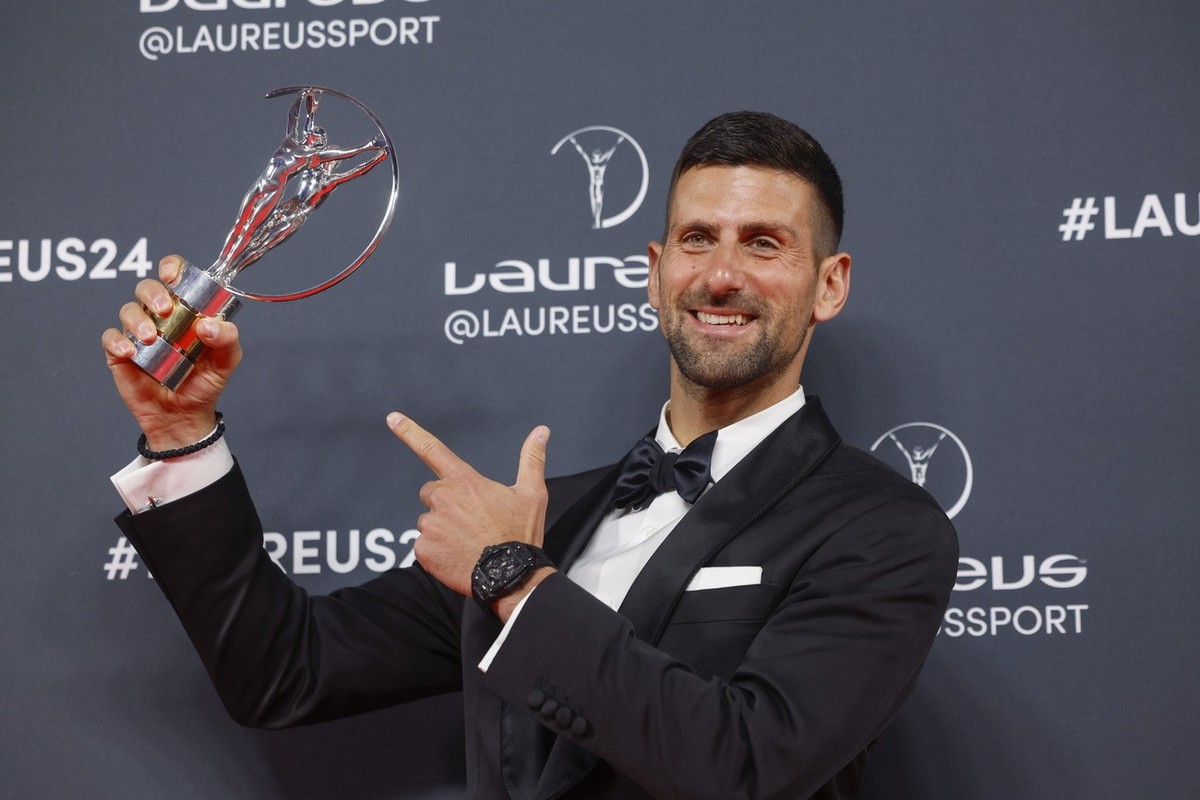 epa11294754 Serbian tennis player Novak Djokovic poses for photographers after receiving the '2024 Laureus World Sportsman of the Year' award during the 2024 Laureus World Sports Awards cere ...