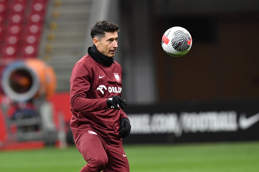epa11229862 Poland player Robert Lewandowski attends a training session of the team in Warsaw, Poland, 19 March 2024. Poland faces Estonia in a UEFA EURO 2024 play-offs semi-finals match on 21 March.  ...