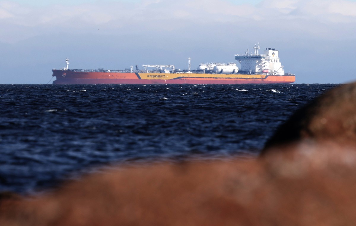 epa12072256 An Oil Tanker belonging to the Russian company Rosneft sails in the Baltic Sea in the Leningrad region, Russia, 03 May 2025. Russian energy company PJSC Rosneft specializes in the explorat ...