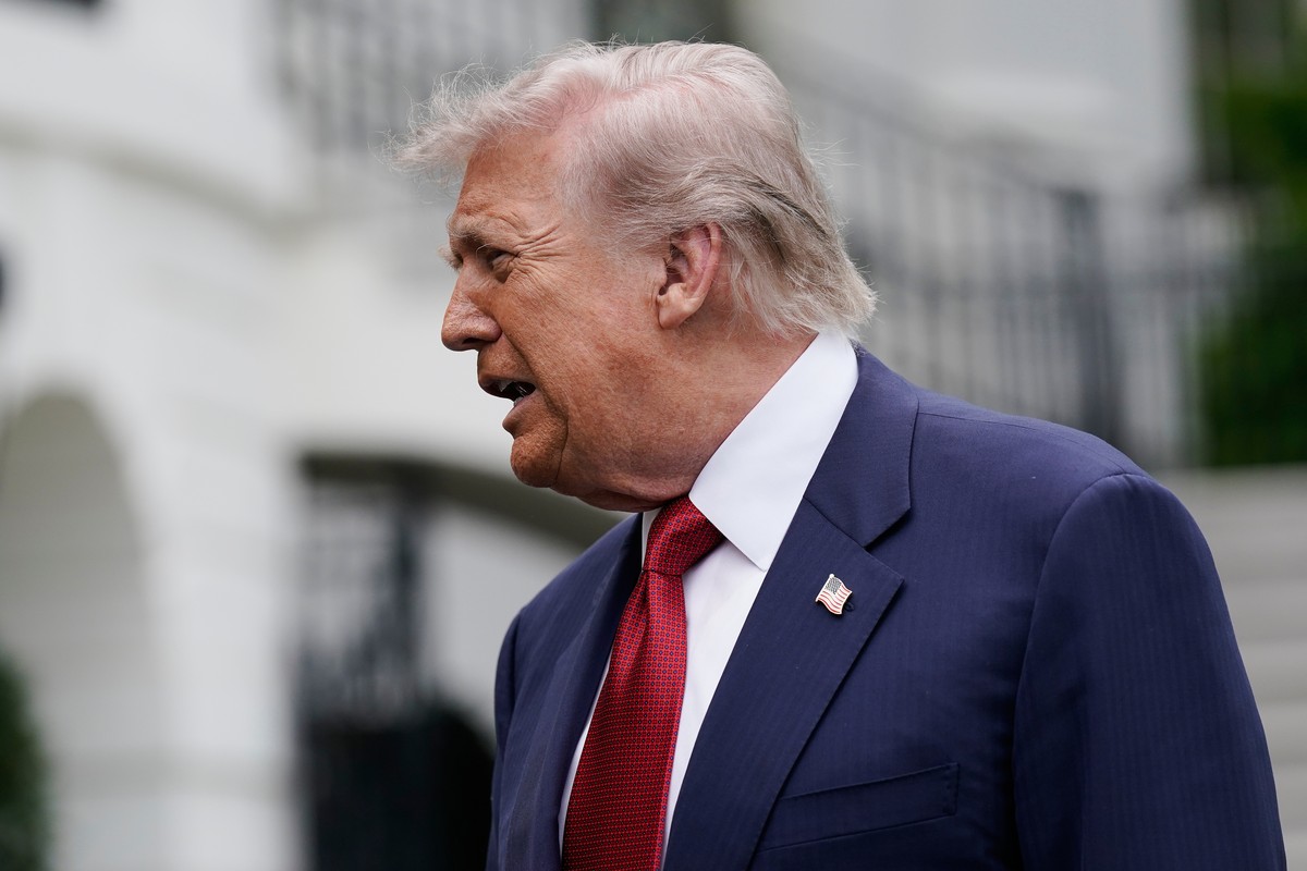President Donald Trump speaks to reporters as he walks to board Marine One on the South Lawn of the White House, Friday, May 8, 2026, in Washington. (AP Photo/Jose Luis Magana)
Donald Trump