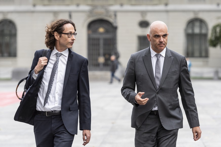 Bundesrat Alain Berset, rechts, schreitet mit seinem Kommunikationschef Peter Lauener zur Medienkonferenz, an welcher er im Anschluss an die Sitzung des Bundesrates die Eroerterungen der Regierung zur ...