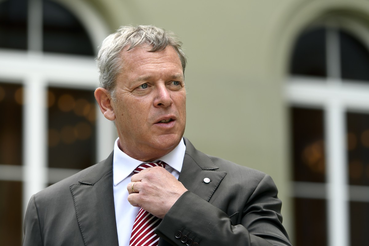 Casimir Platzer, Praesident Gastrosuisse, auf dem Weg zum Austausch mit den Vertretern der Schweizer Tourismusbranche und dem Bundesrat wegen der Coronavirus-Krise, am Sonntag, 26. April 2020 vor dem  ...