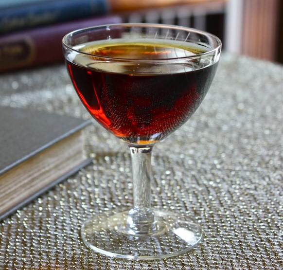 http://www.thekitchn.com/recipe-the-kneecap-a-perfect-night-cap-10-minute-happy-hour-199851 the kneecap nightcap alkohol drink cocktail