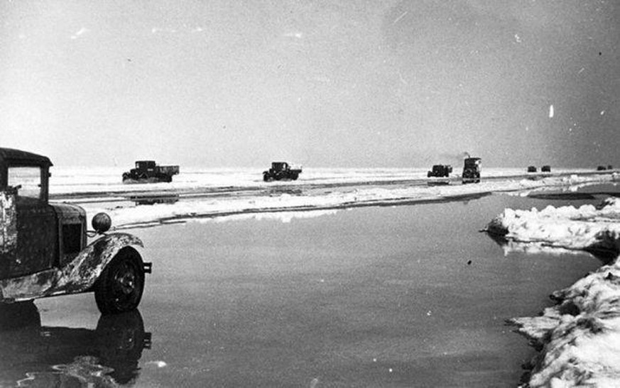 Das Eis beginnt bereits zu schmelzen: Frühling auf der Strasse des Lebens, April 1943.