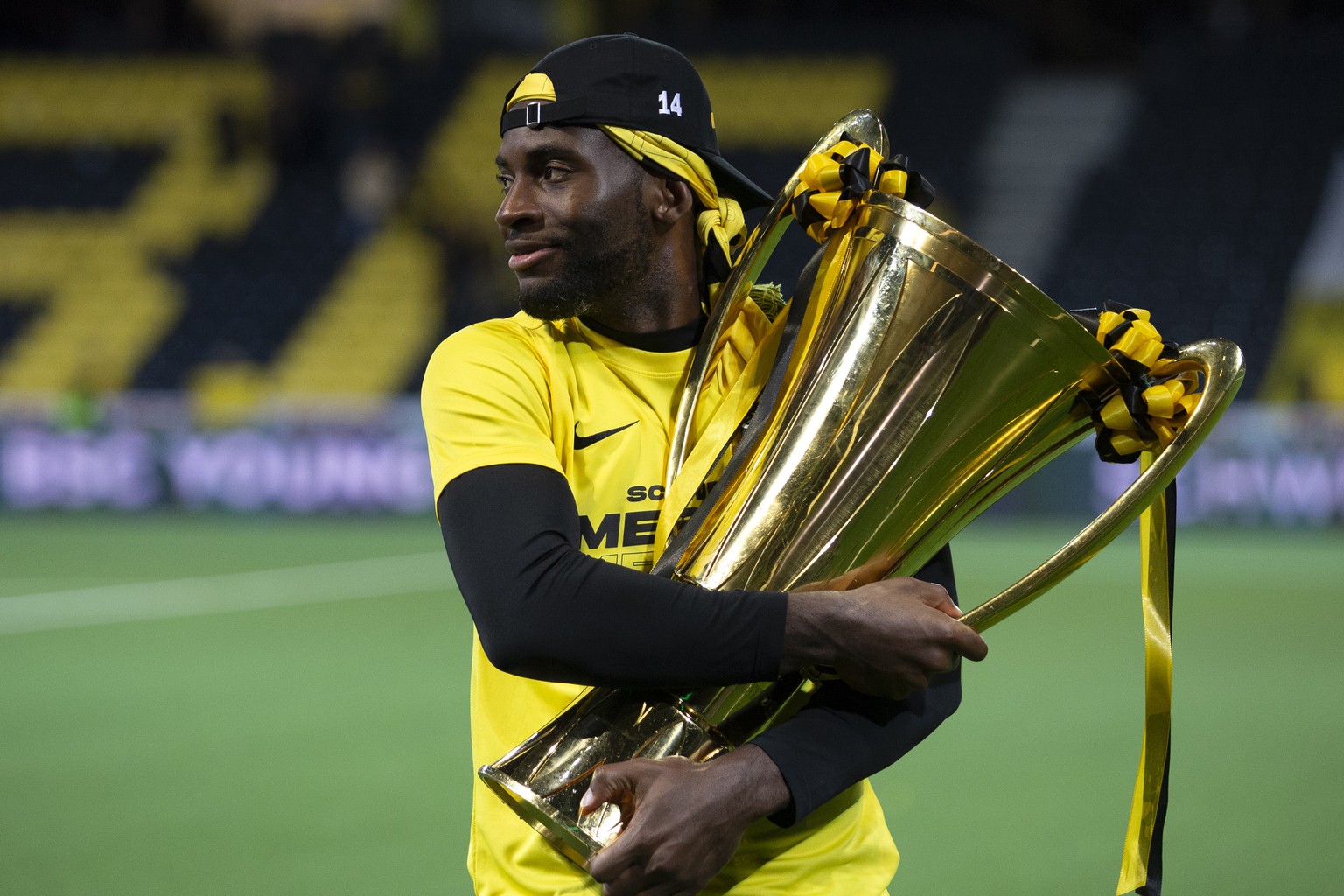 YBs Jean-Pierre Nsame verlaesst mit dem Pokal das Stadion, nach dem Super League Spiel zwischen dem BSC Young Boys Bern und dem FC St. Gallen, am Montag, 3. August 2020 im Stadion Wankdorf in Bern. (K ...