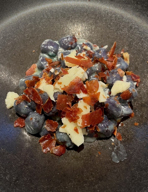 Gnocchetti di patate viola - Piccola Osteria Paperini, Riparbella, Toscana.
Essen in Italien 2025.