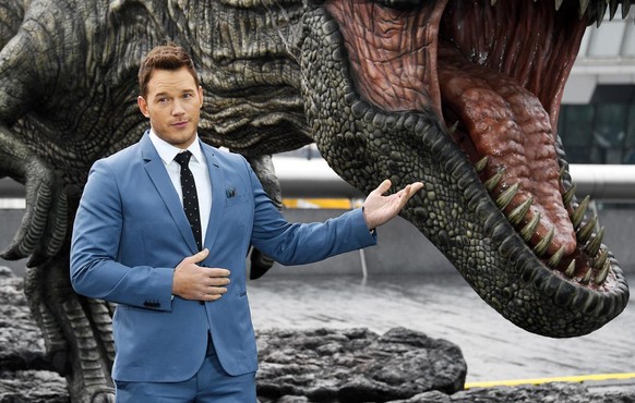 epa06759179 US actor Chris Pratt poses in front of a T-Rex during the Jurassic World Fallen Kingdom photocall in London, Britain, 24 May 2018. Jurassic World Fallen Kingdom opens in cinemas across Bri ...
