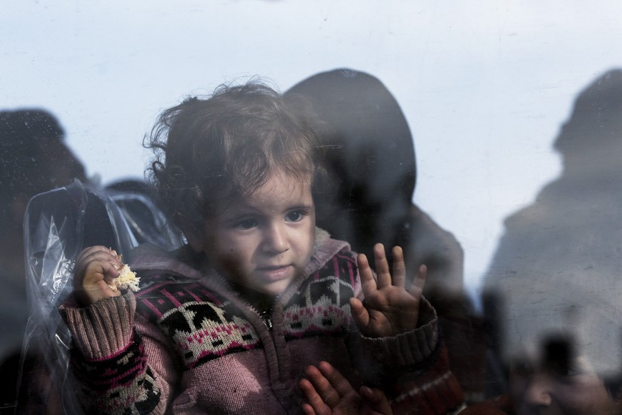 Ein Flüchtlingskind bei der Ankunft.