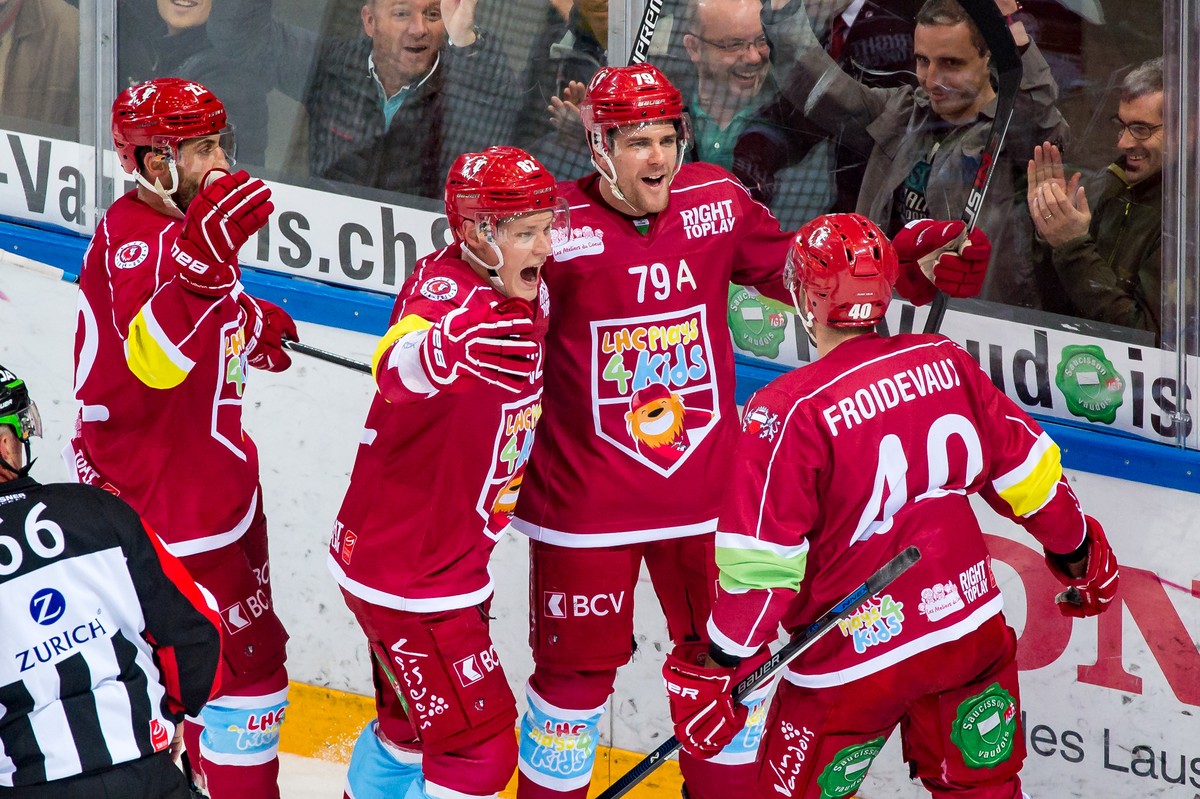 Lausanne's Joel Genazzi celebrates his goal on 3:0 with Etienne Froidevaux, Harri Pesonen and Eric Walsky, from right, during a National League A regular season game of the Swiss Championship bet ...