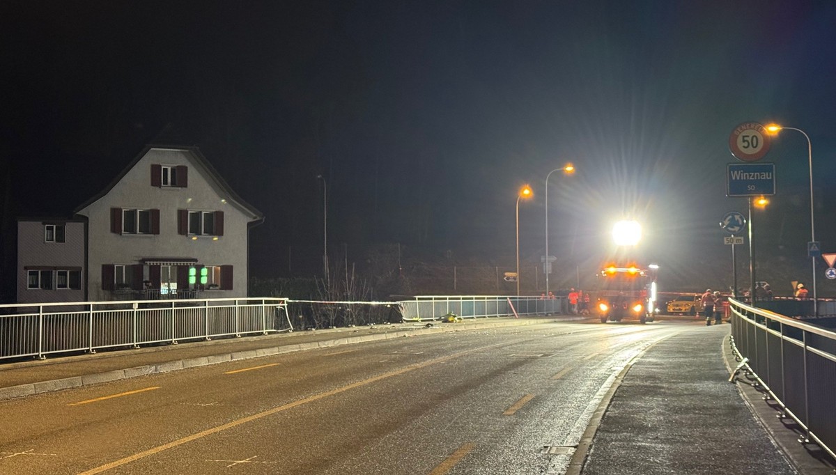 Auf der Brücke der Gösgerstrasse in Winznau SO hat sich am Freitagnachmittag, 5. Dezember 2025, ein Selbstunfall mit einem Lastwagen ereignet. Der Lenker kam ums Leben.