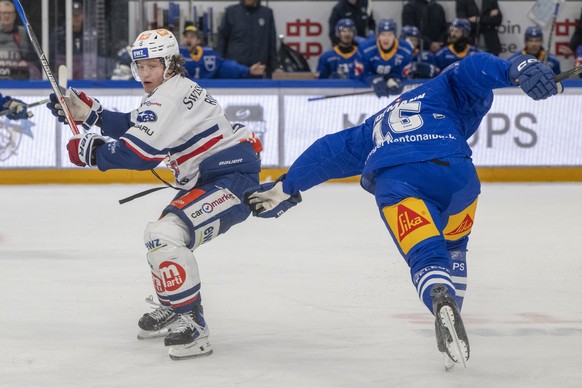 Vinzenz Rohrer, links, vom ZSC im Spiel gegen Gregory Hofmann, rechts, von Zug beim Eishockey Qualifikationsspiel der National League zwischen dem EV Zug und den ZSC Lions am Samstag, 10. Januar 2026  ...